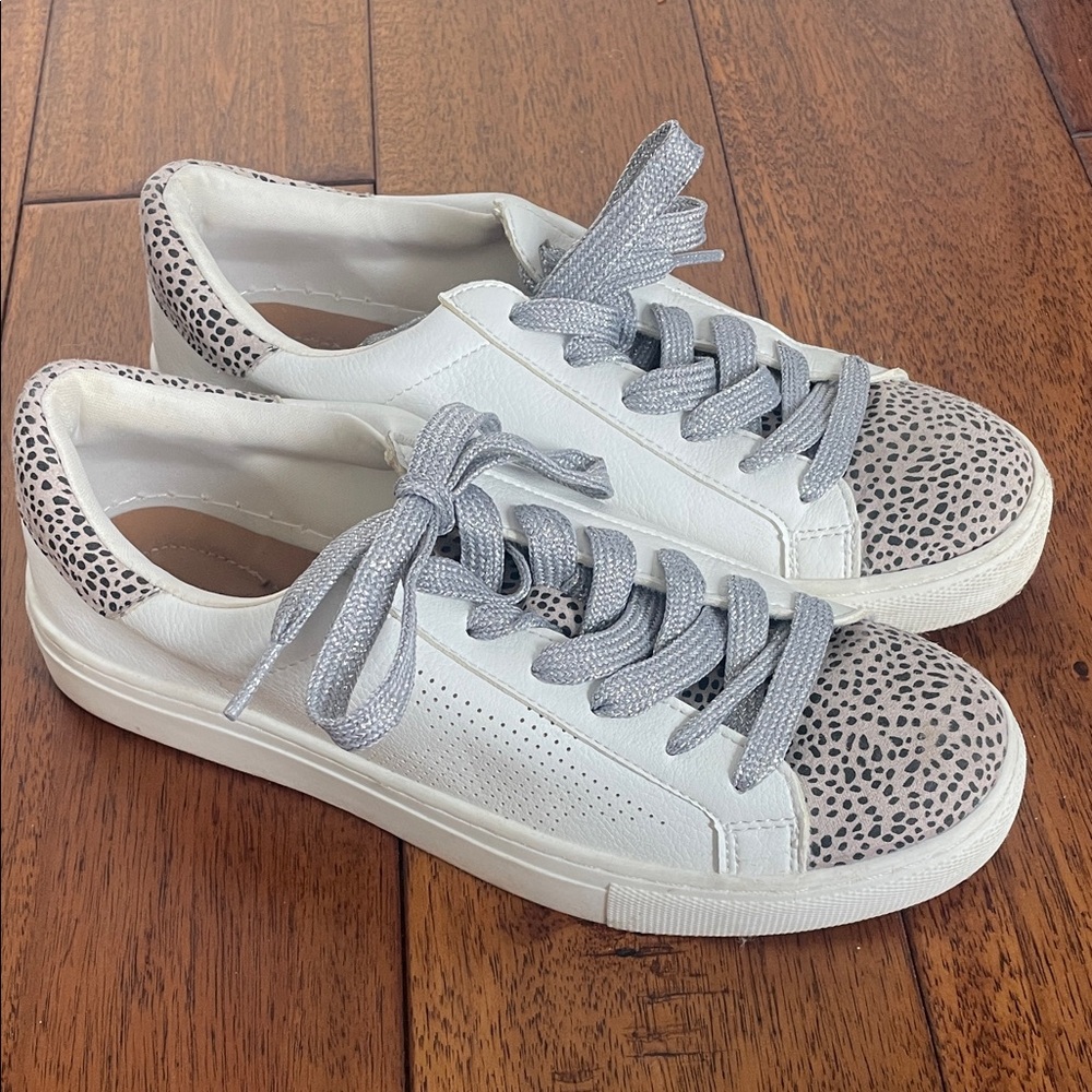 Universal Thread White and Gray Patterned Sneakers